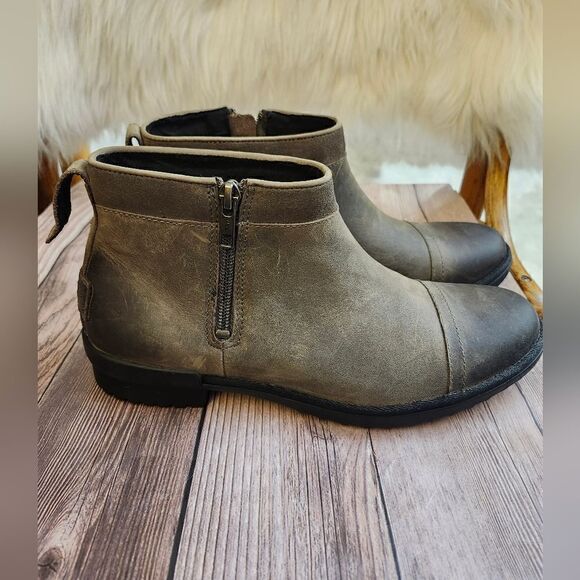 Ugg distressed leather side zip booties sn1103832 - Picture 1 of 11